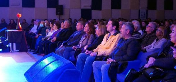 'Unutma Bizi' adlı tiyatro oyunu Çeşme'de sahnelendi