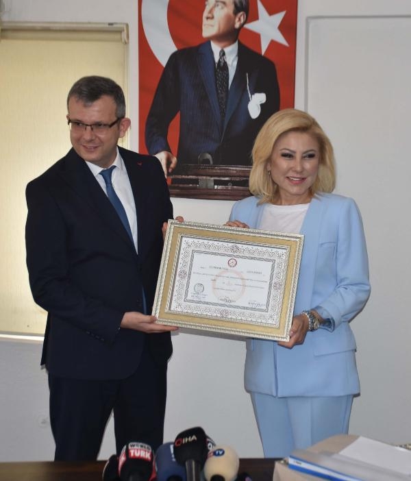 AK Partili İzmir milletvekilleri mazbatalarını aldı