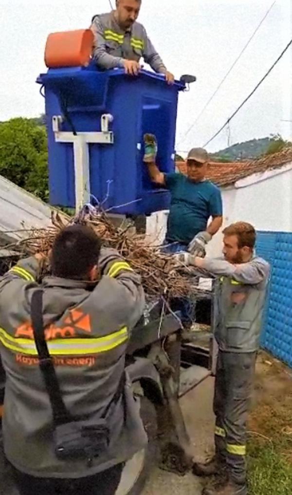 Akıma kapılan leyleğin yuvasını taşıdılar