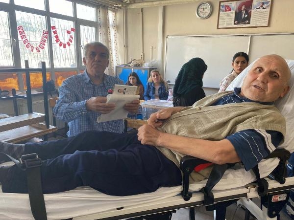 Ambulansla getirilip, sedyede oyunu kullandı