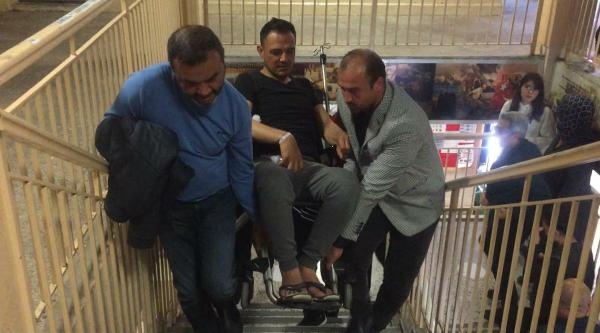 Ameliyattan çıkan okul müdürü, görev yaptığı okulda oy verdi