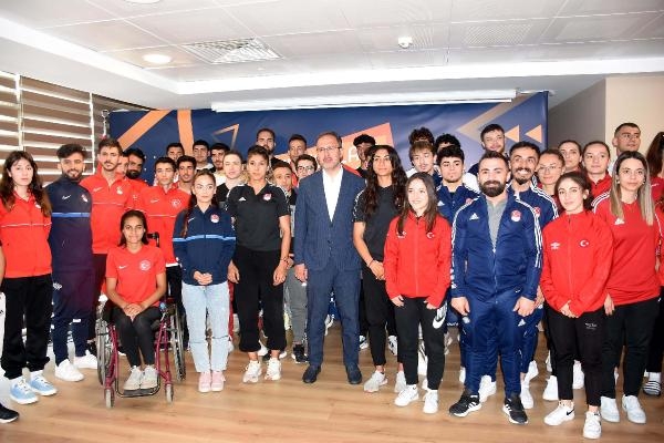 Bakan Kasapoğlu şampiyon sporcularla buluştu