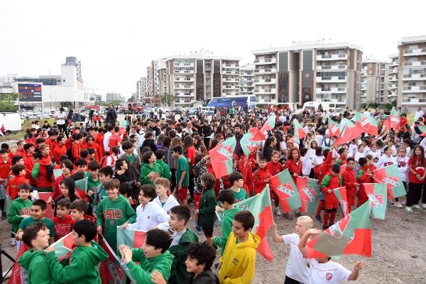 Bakan Kasapoğlu'ndan Karşıyaka'ya tesis müjdesi