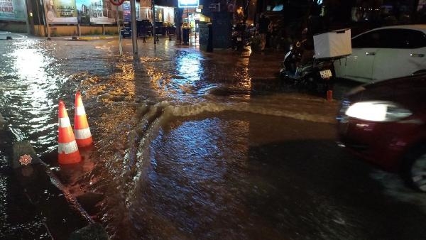 Balıkesir'de 30 dakikada metrekareye 50 kilogram yağış düştü