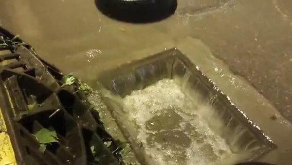 Balıkesir'de su baskını yaşanan yerlerde tahliye çalışması