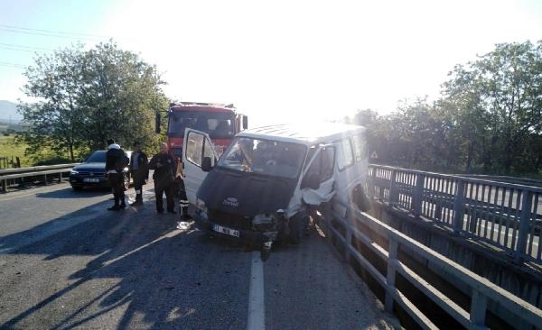 Bariyerlere çarpan minibüsteki aynı aileden 6 yaralı