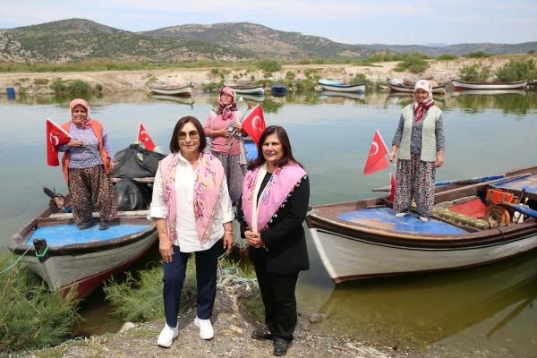 Başkan Çerçioğlu ve Selvi Kılıçdaroğlu, çilek hasadı yaptı