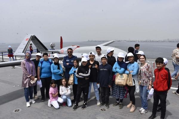 Başkan Pehlivan, öğrenciler ve muhtarlara TCG Anadolu'yu gezdirdi