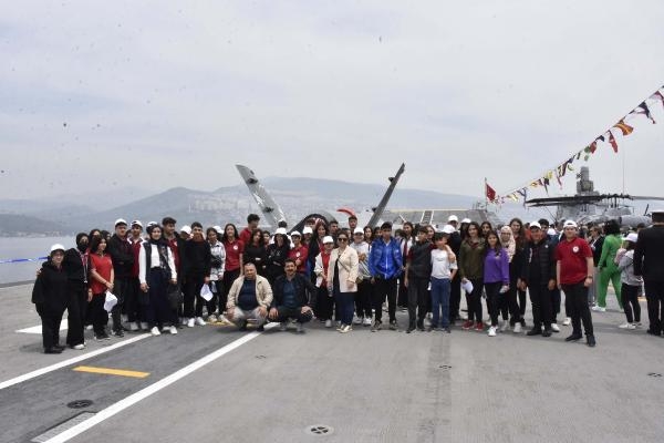 Başkan Pehlivan, öğrenciler ve muhtarlara TCG Anadolu'yu gezdirdi