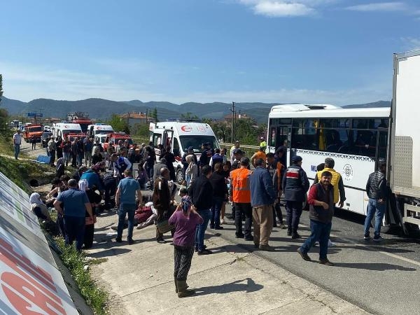 Belediye minibüsünde can pazarı: 34 yaralı