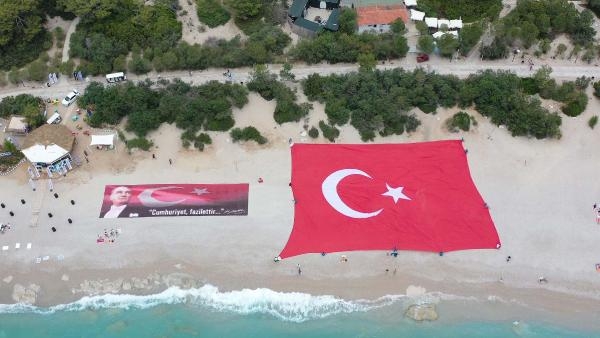 Bin metrekarelik bayrak, su altında resim sergisi