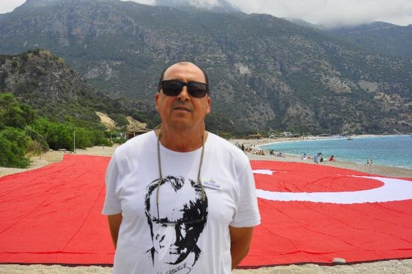 Bin metrekarelik bayrak, su altında resim sergisi