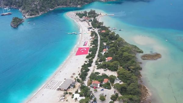 Bin metrekarelik bayrak, su altında resim sergisi