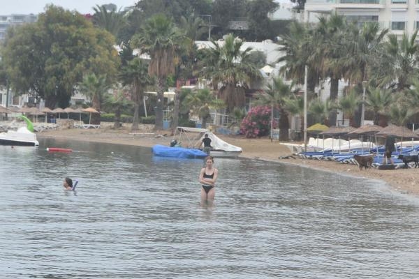 Bodrum'da turistler yağmura rağmen denize girdi
