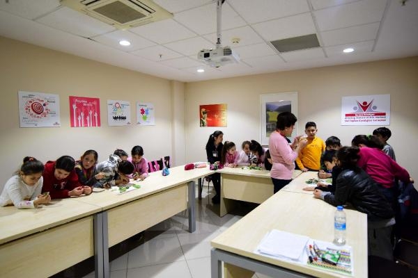 Bornova Belediyesi'nin etkinliğinde çocuklar eğlenerek öğrendi