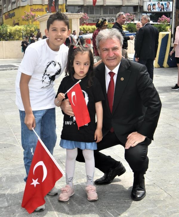 Bornova'nın çocukları şarkılarını, 19 Mayıs için çaldı, söyledi