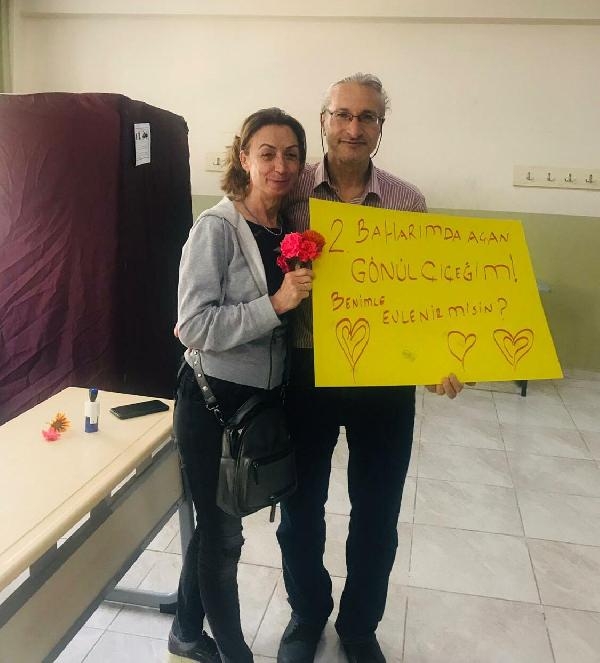 Edremit'te gözlemciye sandık başında sürpriz evlilik teklifi