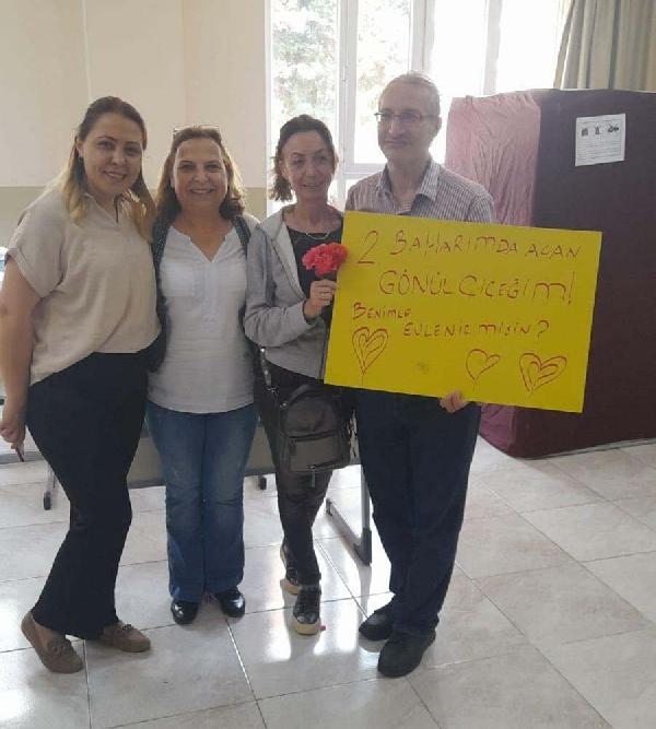 Edremit'te gözlemciye sandık başında sürpriz evlilik teklifi