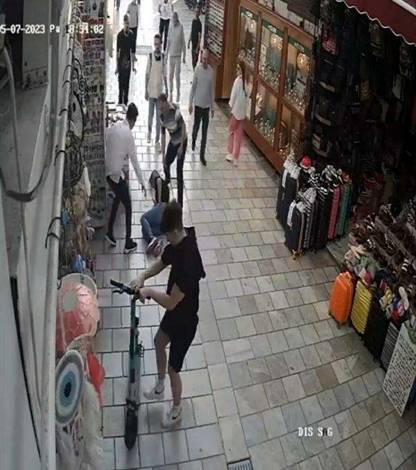 Elektrikli skuterin yayaya çarptığı an!