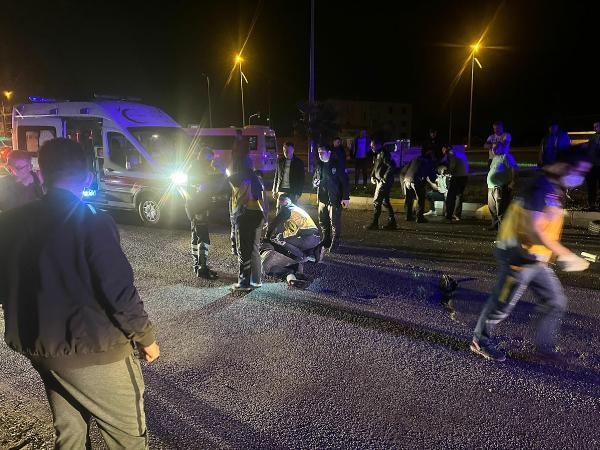 Panelvan, direğe çarpıp yan yattı: 1'i ağır 3 yaralı