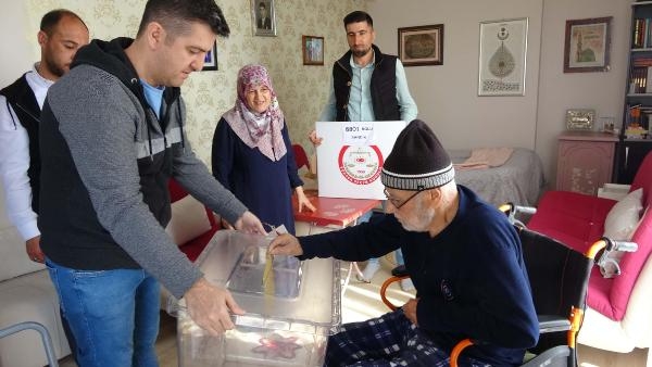 Hastalar için evlere sandık götürüldü!