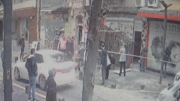 İşte o anlar! İş yerinin sundurması çöktü: 2 yaralı