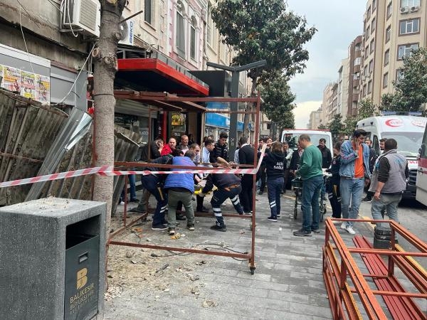 İşte o anlar! İş yerinin sundurması çöktü: 2 yaralı