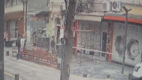İşte o anlar! İş yerinin sundurması çöktü: 2 yaralı