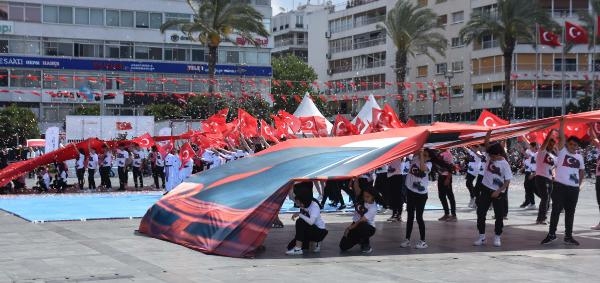 İzmir kırmızı-beyaz! Gençlik Bayramı kutlu olsun