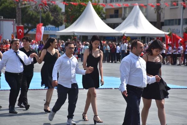 İzmir kırmızı-beyaz! Gençlik Bayramı kutlu olsun