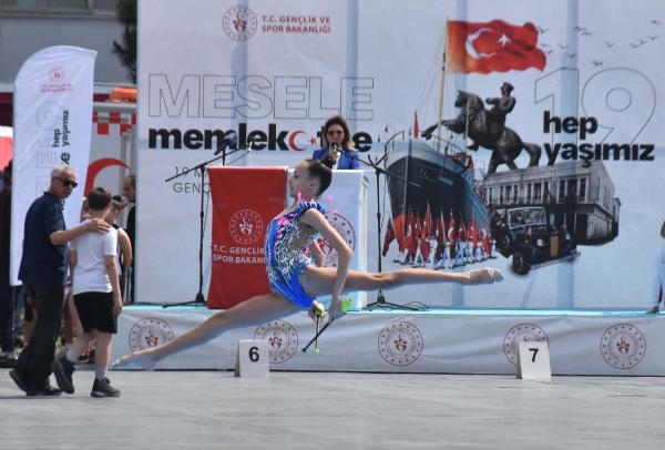 İzmir kırmızı-beyaz! Gençlik Bayramı kutlu olsun