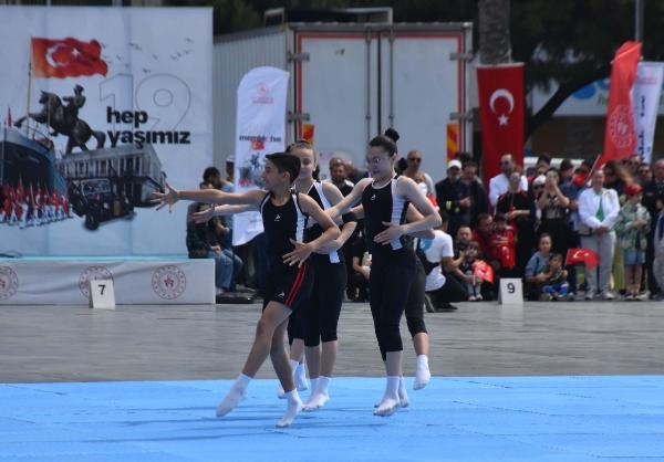İzmir kırmızı-beyaz! Gençlik Bayramı kutlu olsun