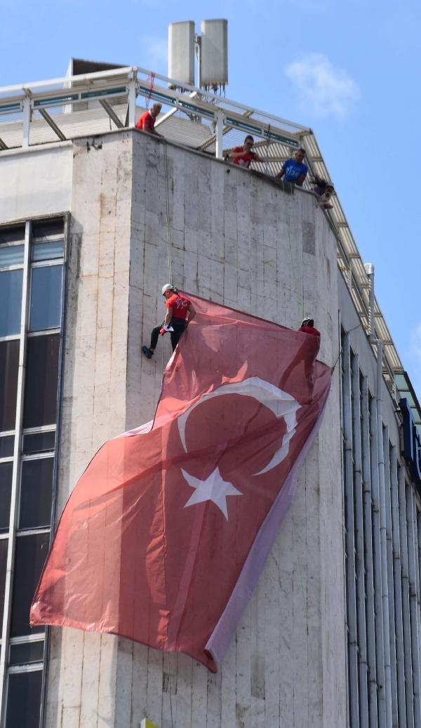 İzmir kırmızı-beyaz! Gençlik Bayramı kutlu olsun