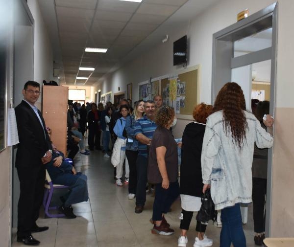 İzmir'de 1 saat kala kuyruklar oluştu