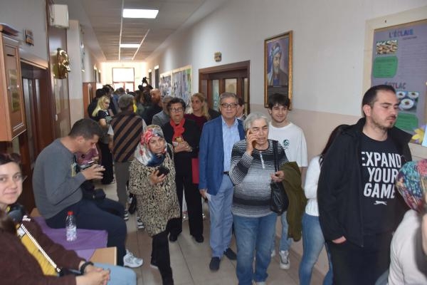 İzmir'de 1 saat kala kuyruklar oluştu