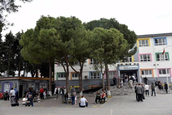 İzmir'de 1 saat kala kuyruklar oluştu