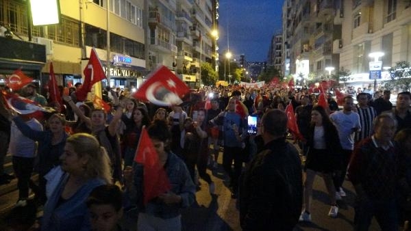 İzmir'de 19 Mayıs! 'Gençlik Yürüyüşü' ve Mabel Matiz konseri düzenlendi