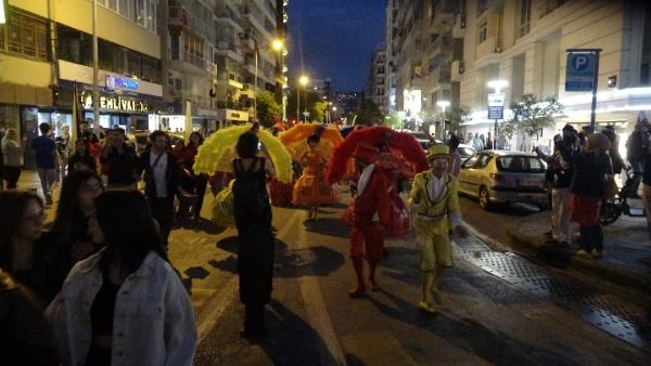 İzmir'de 19 Mayıs! 'Gençlik Yürüyüşü' ve Mabel Matiz konseri düzenlendi