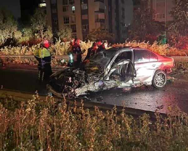 İzmir'de feci kaza! Bariyerlere çarpan aracın sürücüsü öldü
