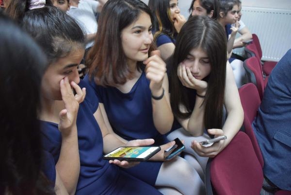 İzmir'de işitme engelli öğrencilere 'Dijital Vatandaşlık Farkındalığı' eğitimi