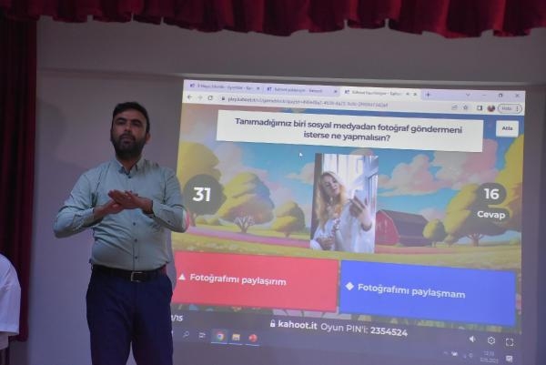 İzmir'de işitme engelli öğrencilere 'Dijital Vatandaşlık Farkındalığı' eğitimi