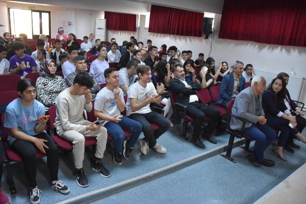 İzmir'de işitme engelli öğrencilere 'Dijital Vatandaşlık Farkındalığı' eğitimi