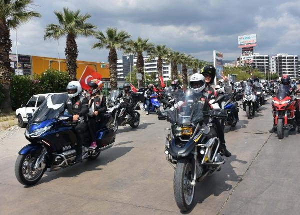 İzmir'de motorculardan 19 Mayıs korteji