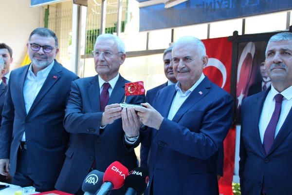 "İzmir'de sağlık ve ulaşım alanındaki hizmetlerde hükümetin imzası var"