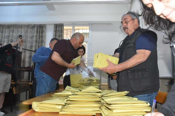 İzmir'de sandıklar açıldı! İlk oylar gösterildi