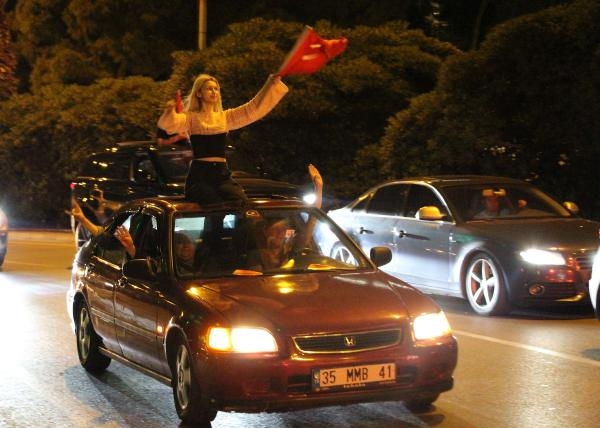 İzmir'de seçim zaferi coşkusu