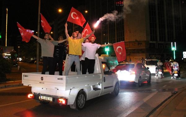 İzmir'de seçim zaferi coşkusu