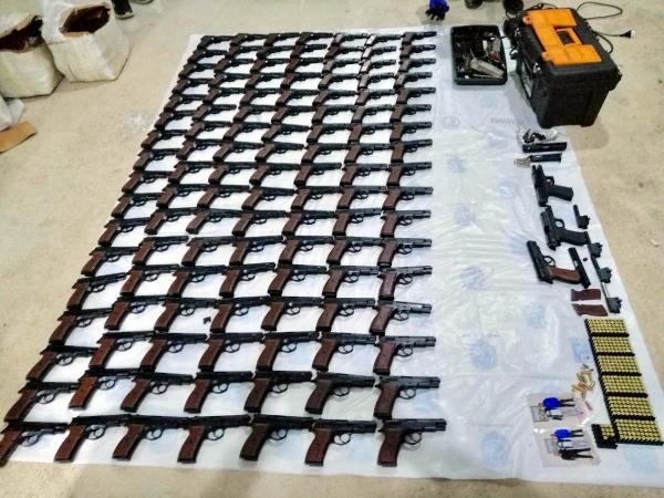 İzmir'de baskın! 100'ü aşkın tabanca ele geçirildi