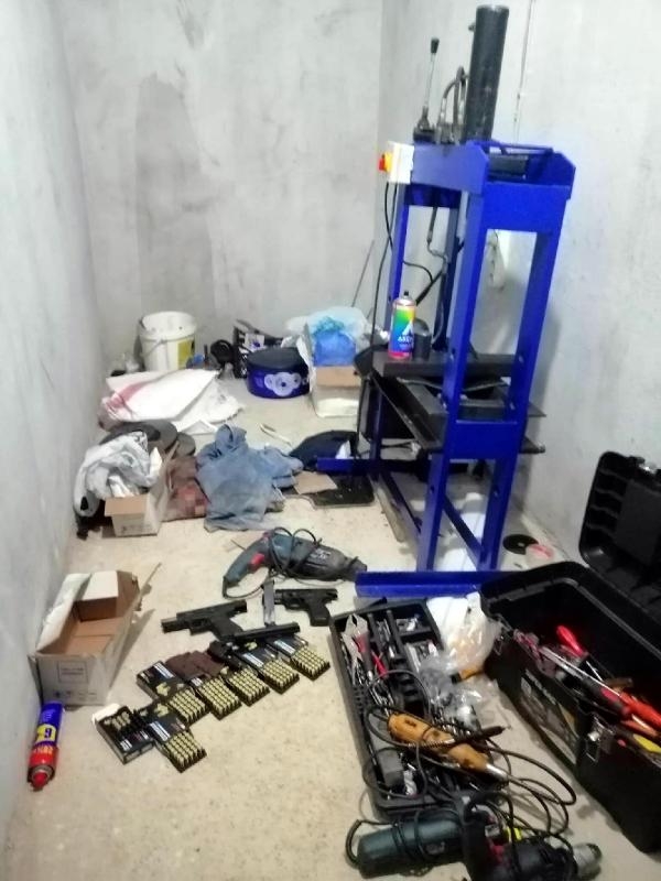 İzmir'de baskın! 100'ü aşkın tabanca ele geçirildi