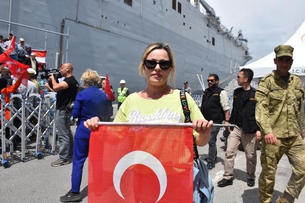 İzmir'de TCG Anadolu kuyruğu